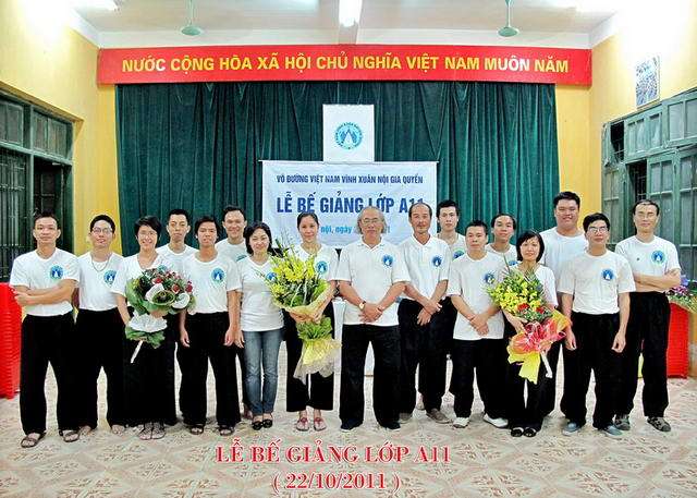 Lớp A11 chụp kỷ niệm cùng sư phụ Nguyễn Ngọc Nội và hai HLV của lớp trong Lễ bế giảng lớp A11
